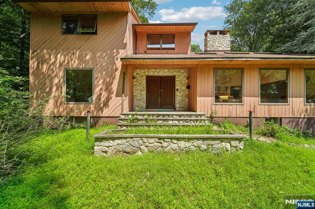 724 Tall Oaks Court