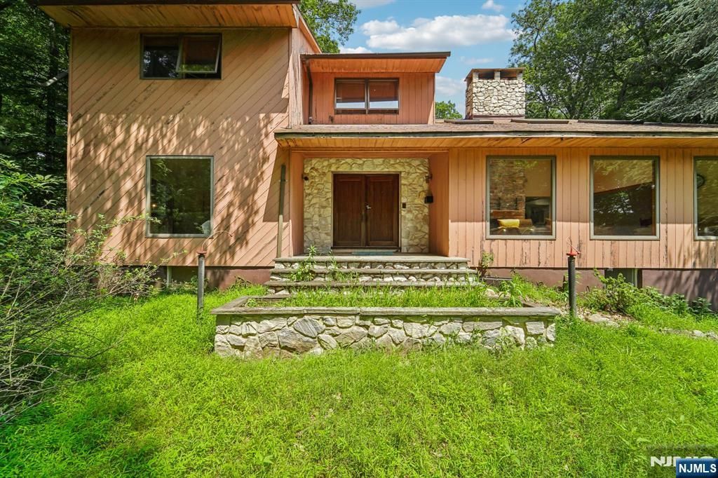 Photo of 724 Tall Oaks Court, Franklin Lakes, NJ 07417 (MLS # 25029018)