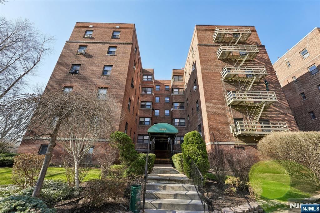 Photo of 2329 Hudson Terrace #E9, Fort Lee, NJ 07024 (MLS # 26009765)