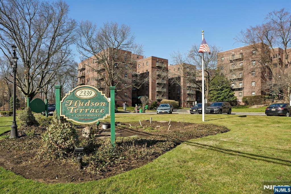 Photo of 2329 Hudson Terrace #E9, Fort Lee, NJ 07024 (MLS # 26009765)