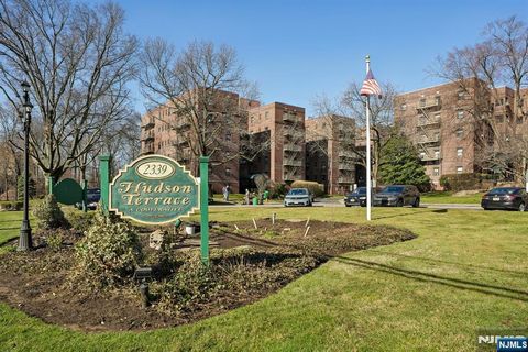 Photo of 2329 Hudson Terrace #E9, Fort Lee, NJ 07024 (MLS # 26009765)