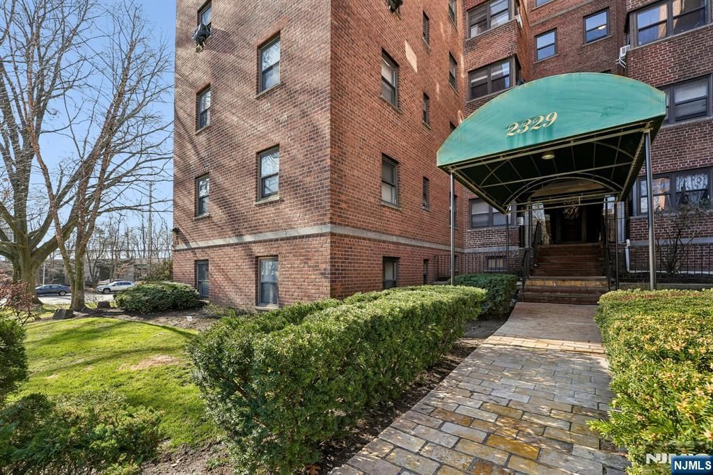 Photo of 2329 Hudson Terrace #E9, Fort Lee, NJ 07024 (MLS # 26009765)