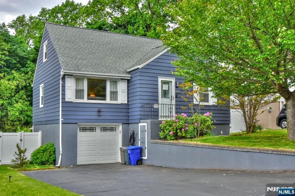 Photo of 109 Brookview Drive, Woodland Park, NJ 07424 (MLS # 26015768)