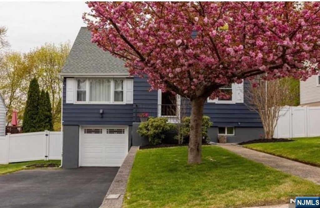 Photo of 109 Brookview Drive, Woodland Park, NJ 07424 (MLS # 26015768)