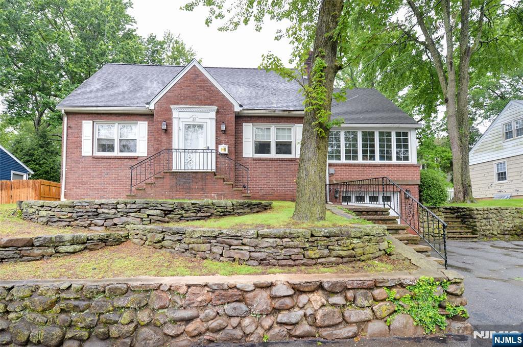 Property for Sale at 25 Forest Street, Closter, New Jersey - Bedrooms: 3 
Bathrooms: 2 
Rooms: 7  - $850,000