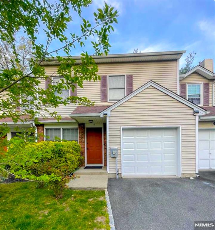 17 Park View Pl, Fair Lawn, New Jersey - 2 Bedrooms  
3 Bathrooms  
7 Rooms - 