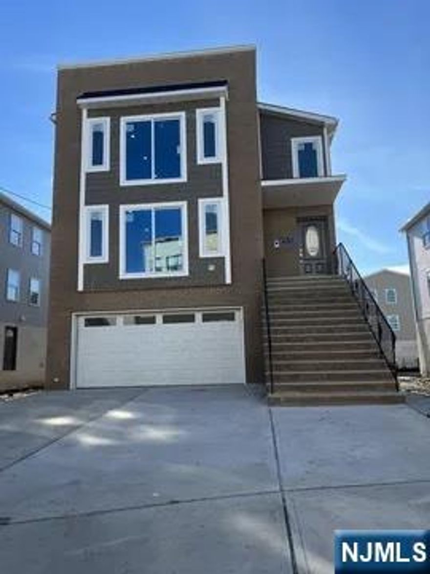 Beautiful all remodel Duplext that includes the basement plus all 1st floor. 3 Bedroom and 3 full baths with parking. Move in to this gorgeous all updated apartment in the heart of Kearny, close to Harriosn path train station and shopping, schools, parks and NYC transportation. Available now don't miss this opportunity.