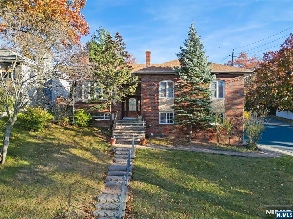 Photo of 51 Anderson Avenue, Englewood Cliffs, NJ 07632 (MLS # 25039625)