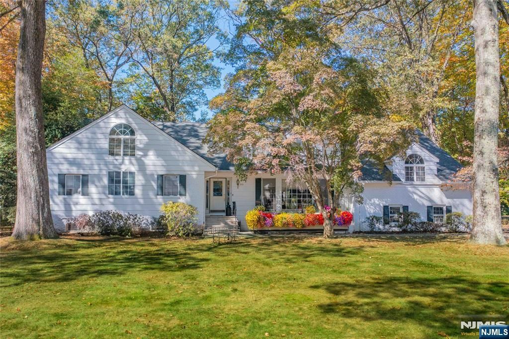 Photo of 212 Arbor Road, Franklin Lakes, NJ 07417 (MLS # 25036905)