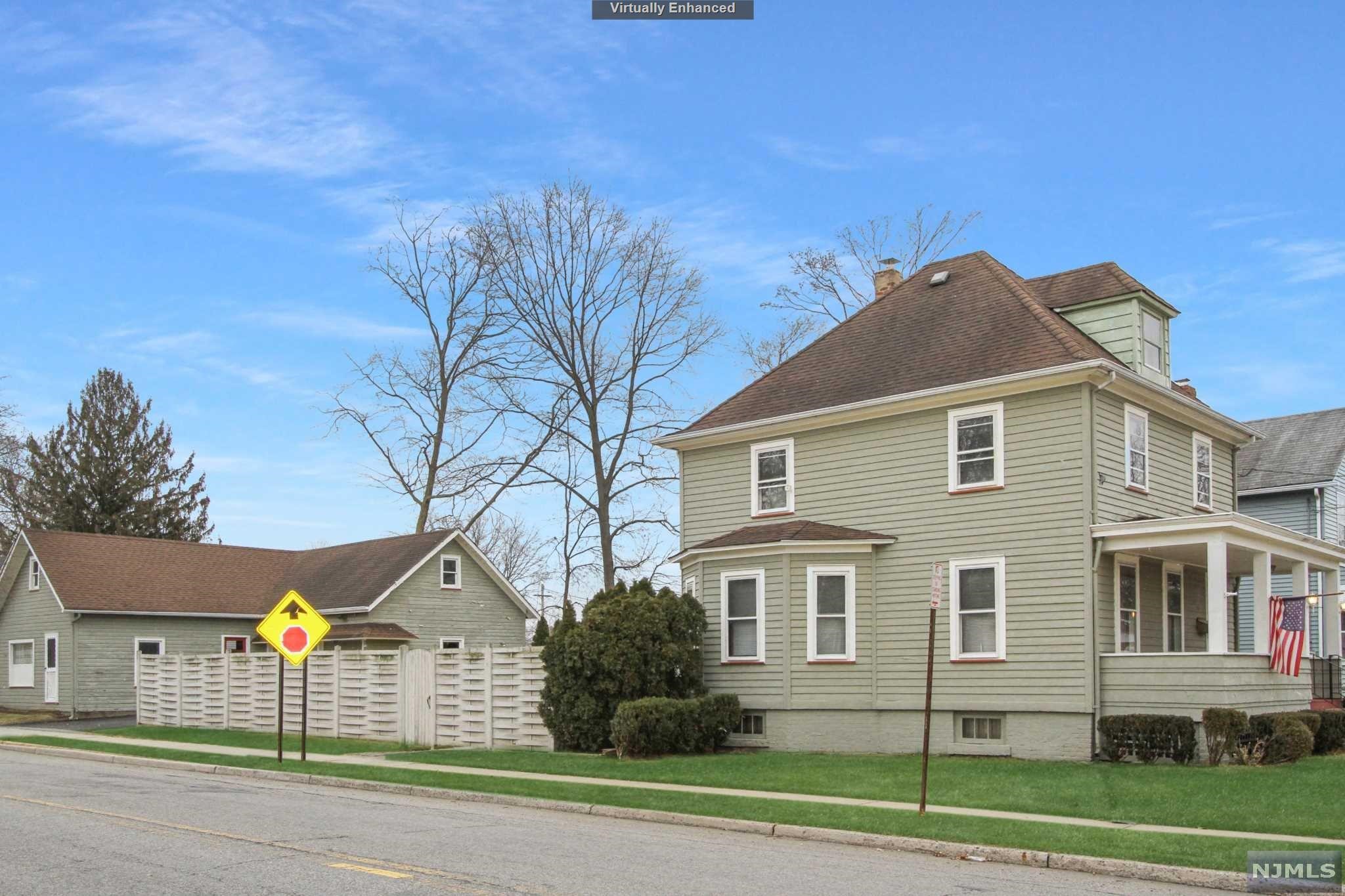 Main image without alt text