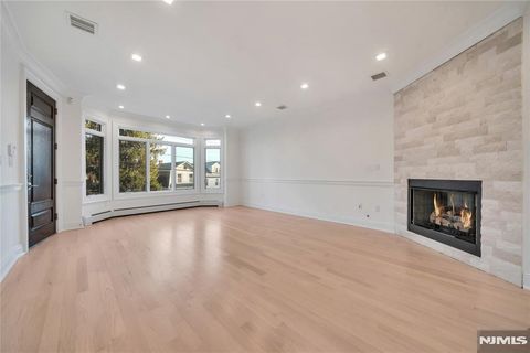 Photo of 516 Undercliff Avenue, Edgewater, NJ 07020 (MLS # 25042856)