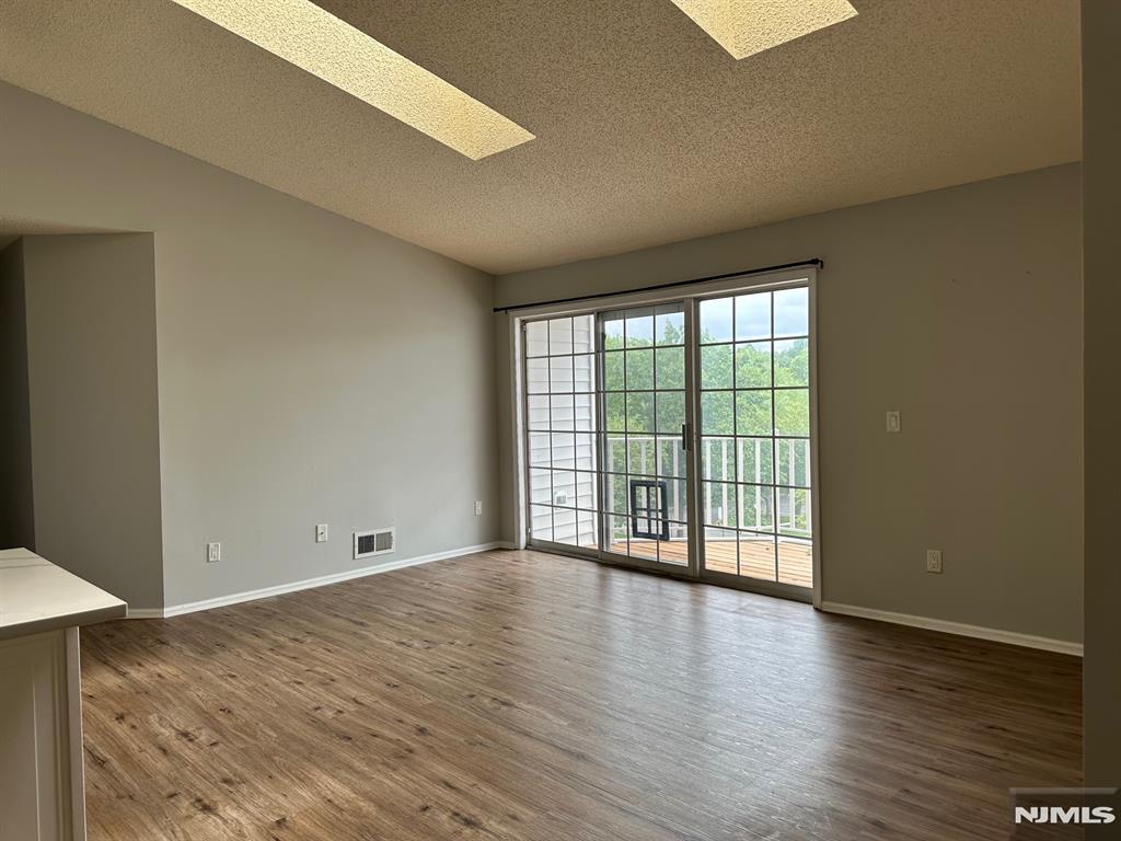 Rental Property at 965 Juniper Way, Mahwah, New Jersey - Bedrooms: 2 
Bathrooms: 2 
Rooms: 5  - $2,975 MO.