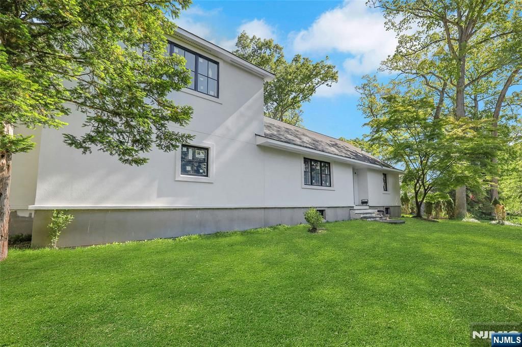 Photo of 259 W Glen Avenue, Ridgewood Village, NJ 07450 (MLS # 26017768)