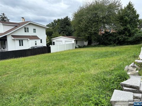 Photo of 485 Westview Place, Fort Lee, NJ 07024 (MLS # 25023203)