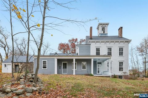Photo of 142 Island Road, Mahwah, NJ 07430 (MLS # 26024417)