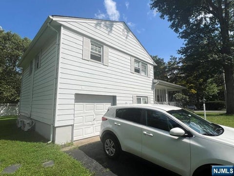 Photo of 2 Deberg Dr, Old Tappan, NJ 07675 (MLS # 26024825)