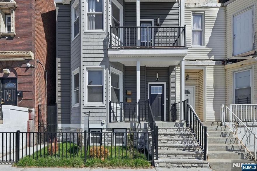 Welcome to this beautifully renovated 2-bedroom apartment, fully updated in 2025 with no prior occupants since completion. Featuring soaring 10-foot ceilings, this unit offers a bright and spacious layout with a large living room, separate dining area, and a fully upgraded modern kitchen. The primary bedroom is oversized, complemented by a well-sized second bedroom. The bathroom has been completely gutted and tastefully renovated with stainless steel finishes. A perfect blend of space, style, and comfort, this is one you don't want to miss.