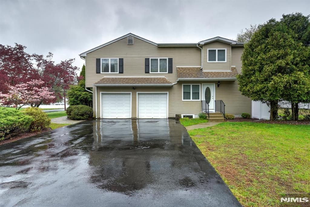 Photo of 52 Ashburn Road, Wayne, NJ 07470 (MLS # 26015165)