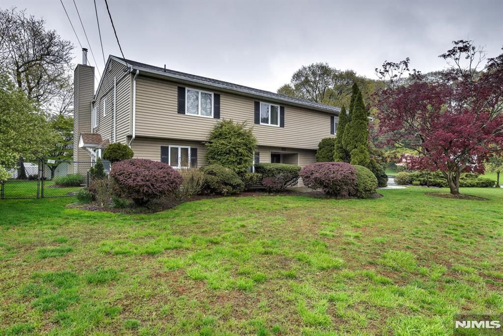 Photo of 52 Ashburn Road, Wayne, NJ 07470 (MLS # 26015165)