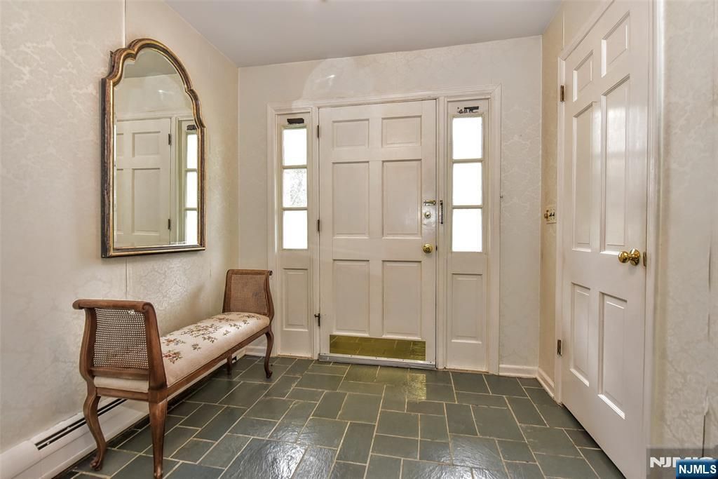 Photo of 19 Aldbury Drive, Upper Saddle River, NJ 07458 (MLS # 26010843)