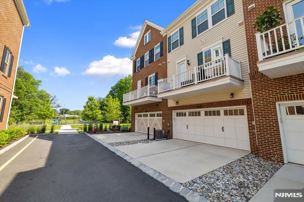 111 Landmark 111, Fair Lawn, New Jersey - 3 Bedrooms  
3 Bathrooms  
5 Rooms - 