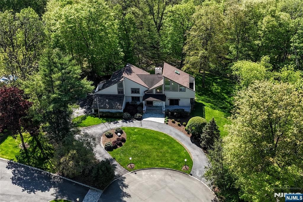 Photo of 10 Mallard Run, Upper Saddle River, NJ 07458 (MLS # 26011289)