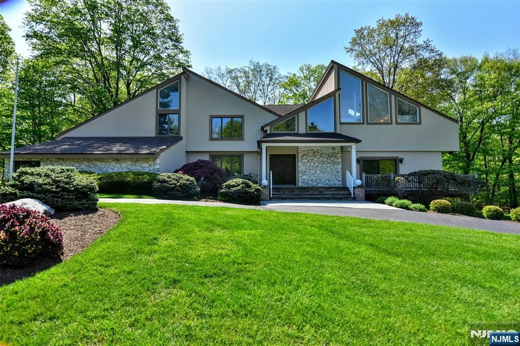 Photo of 10 Mallard Run, Upper Saddle River, NJ 07458 (MLS # 26011289)