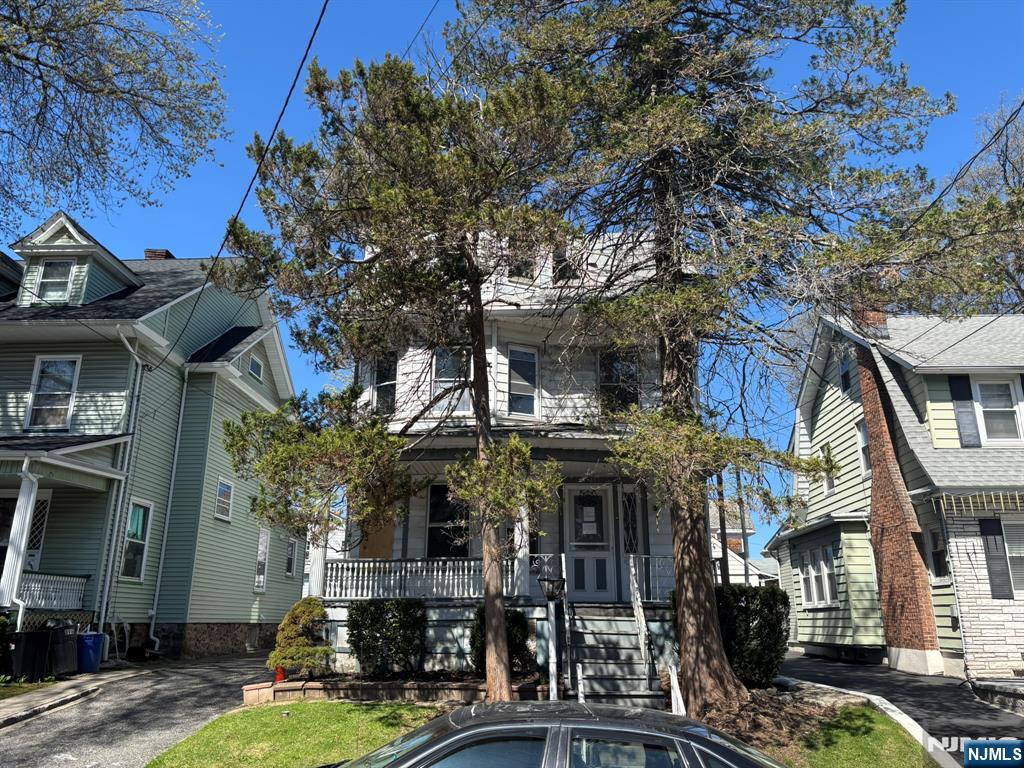 900 Lake Street, Newark, New Jersey - 3 Bedrooms  
1 Bathrooms  
8 Rooms - 