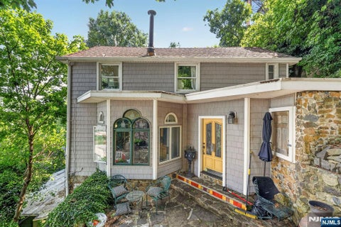 Photo of 8 Old Wood Rd, Edgewater, NJ 07020 (MLS # 26025886)