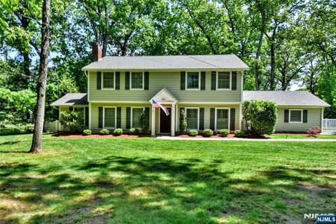 Photo of 523 Ewing Avenue, Franklin Lakes, NJ 07417 (MLS # 26017335)