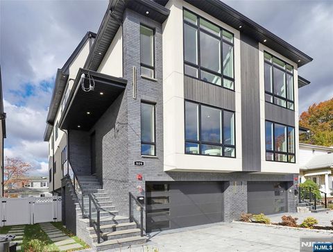 Photo of 809 Jassamine #809, Fort Lee, NJ 07024 (MLS # 25039377)