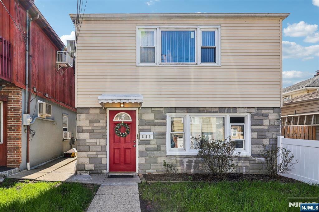 Property for Sale at 840 8th Street, Secaucus, New Jersey - Bedrooms: 4 
Bathrooms: 2 
Rooms: 10  - $730,000