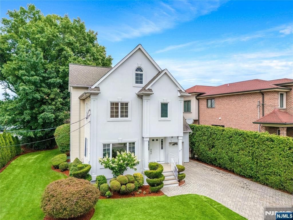 Photo of 519 Summit Avenue, Fort Lee, NJ 07024 (MLS # 26010555)