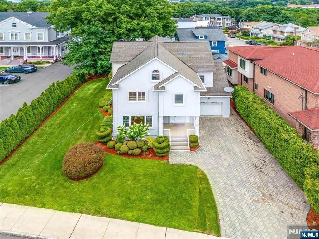 Photo of 519 Summit Avenue, Fort Lee, NJ 07024 (MLS # 26010555)