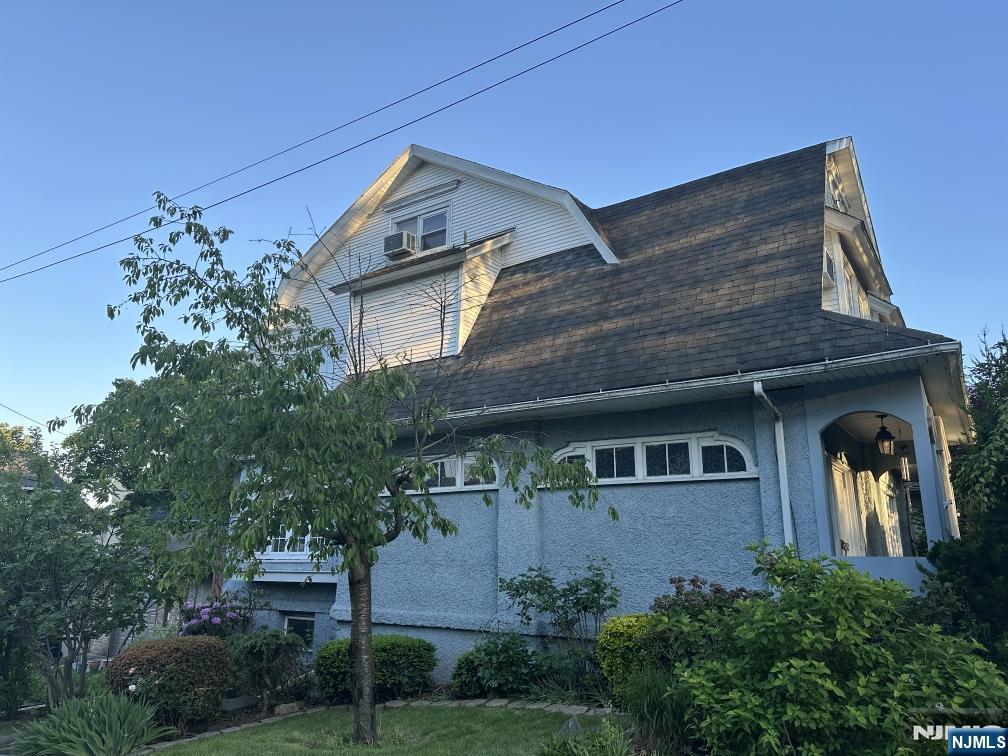 Property for Sale at 1080 Abbott Boulevard, Fort Lee, New Jersey - Bedrooms: 4 
Bathrooms: 3 
Rooms: 6  - $800,000