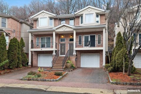 Photo of 178 Undercliff Ave, Edgewater, NJ 07020 (MLS # 26006025)