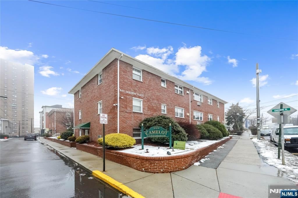 201 Oakdene Place C00E2