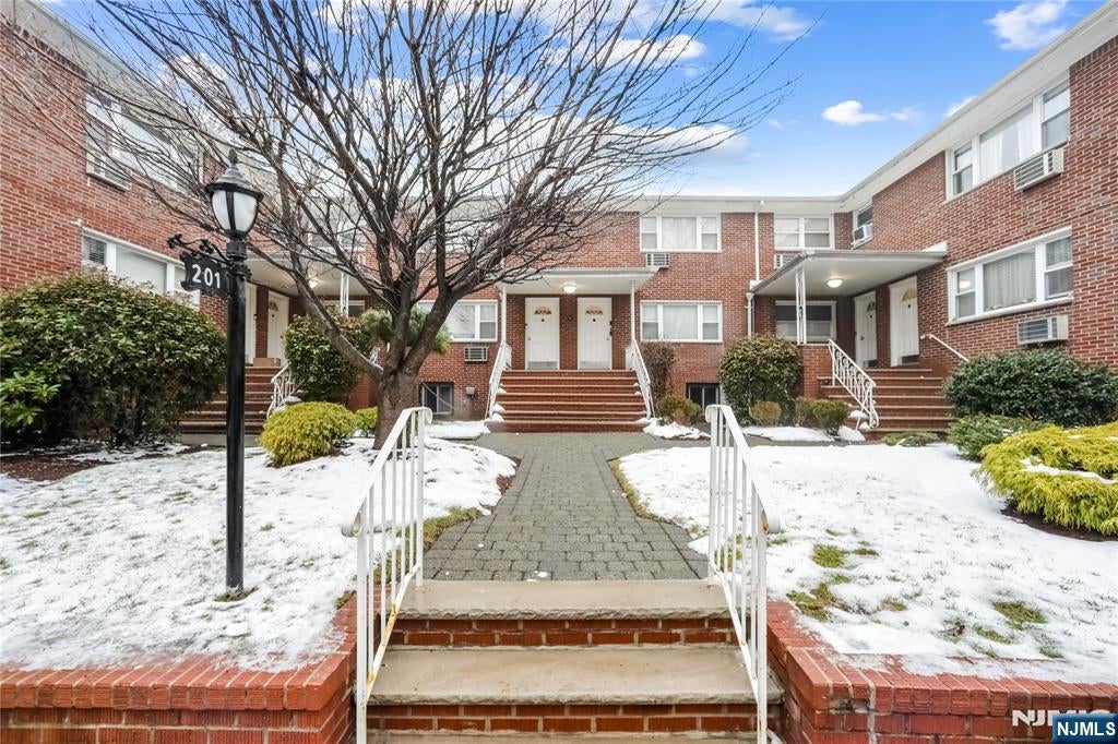 201 Oakdene Place C00E2