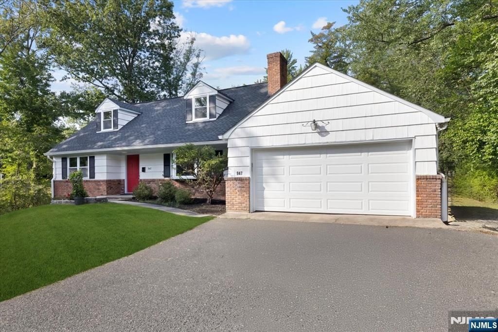 Photo of 947 E Glen Avenue, Ridgewood Village, NJ 07450 (MLS # 25036137)