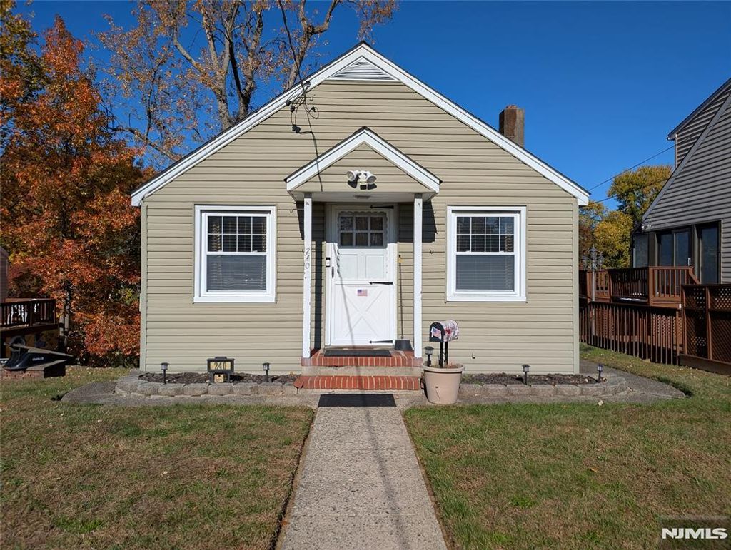 Photo of 240 Woodcliff Avenue, Little Falls, NJ 07424 (MLS # 25040599)