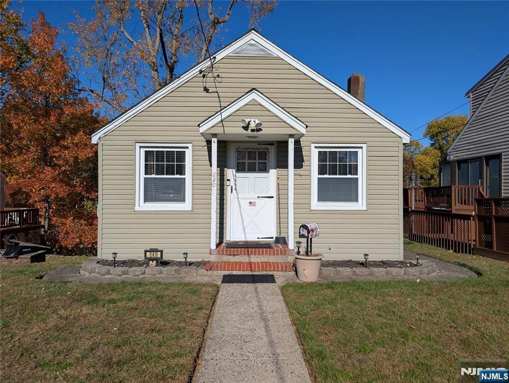 Photo of 240 Woodcliff Avenue, Little Falls, NJ 07424 (MLS # 25040599)