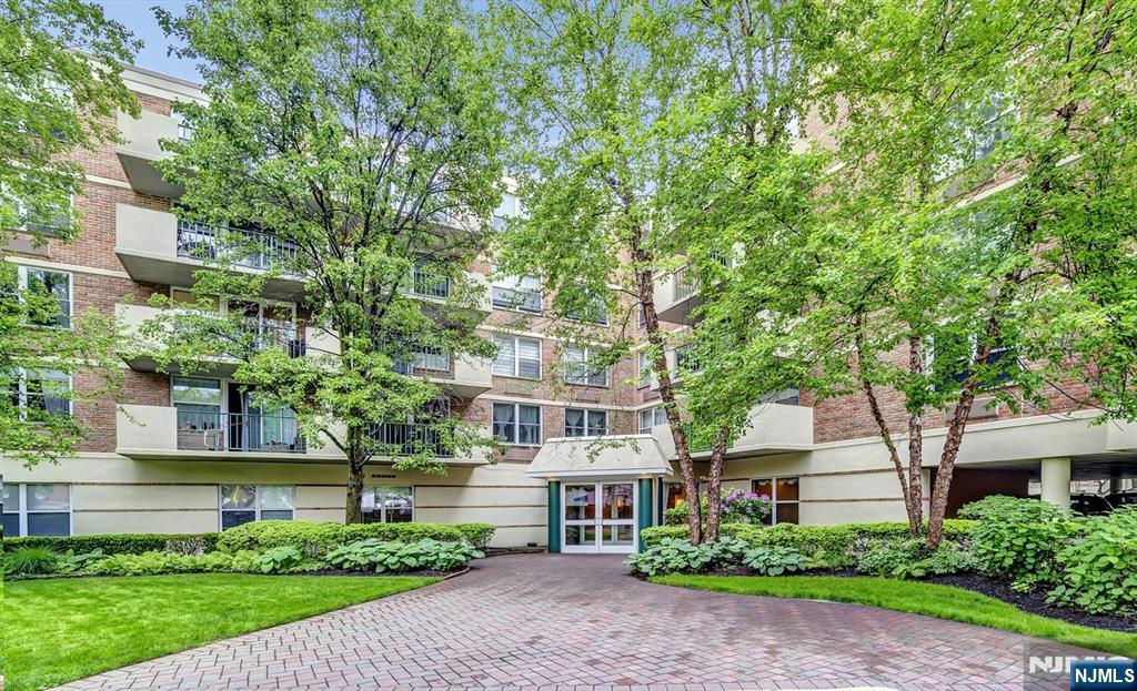 Property for Sale at 200 Grand Cove Way Ph-5F, Edgewater, New Jersey - Bedrooms: 1 
Bathrooms: 2  - $469,000