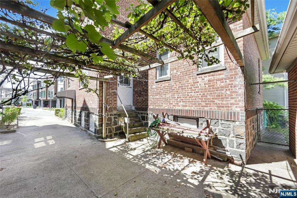 423 Aurora Avenue