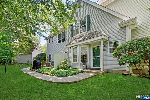 Photo of 1005 Chatfield Drive, Pequannock Township, NJ 07444 (MLS # 26022960)