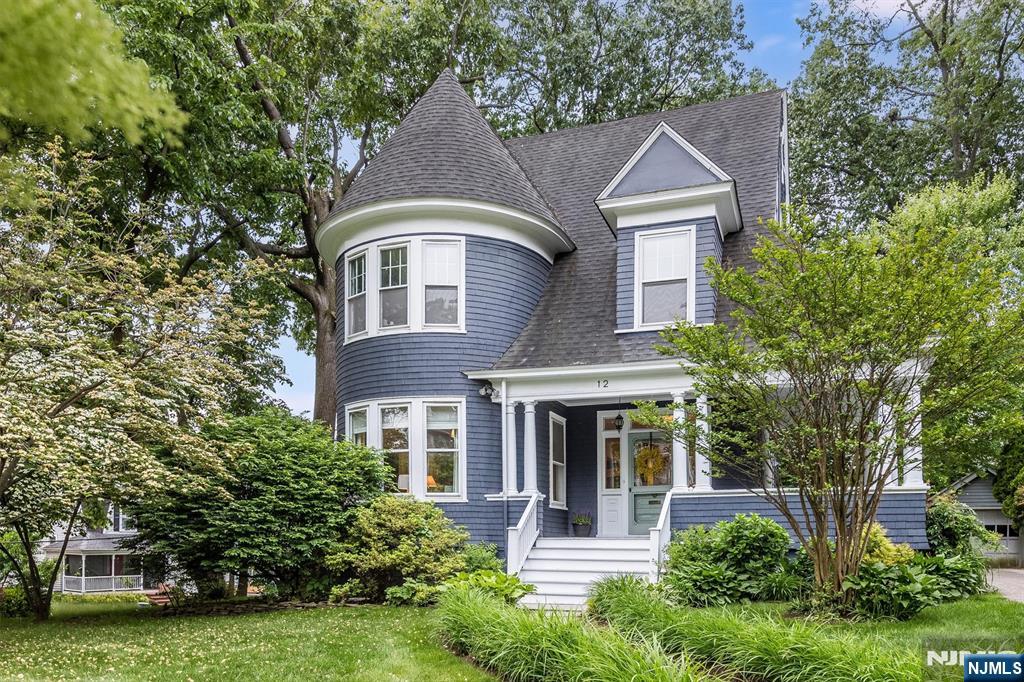 12 Winsor Place, Glen Ridge, New Jersey - 5 Bedrooms  
4.5 Bathrooms  
10 Rooms - 