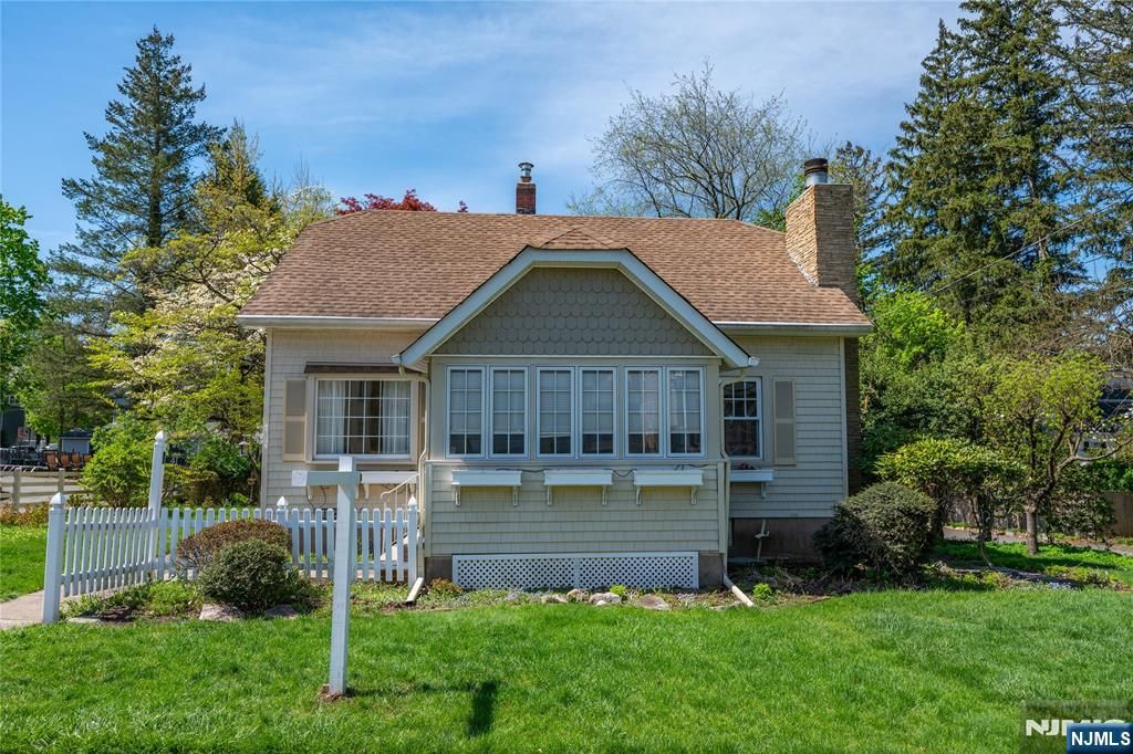 Photo of 41 Center Street, Midland Park, NJ 07432 (MLS # 26014344)