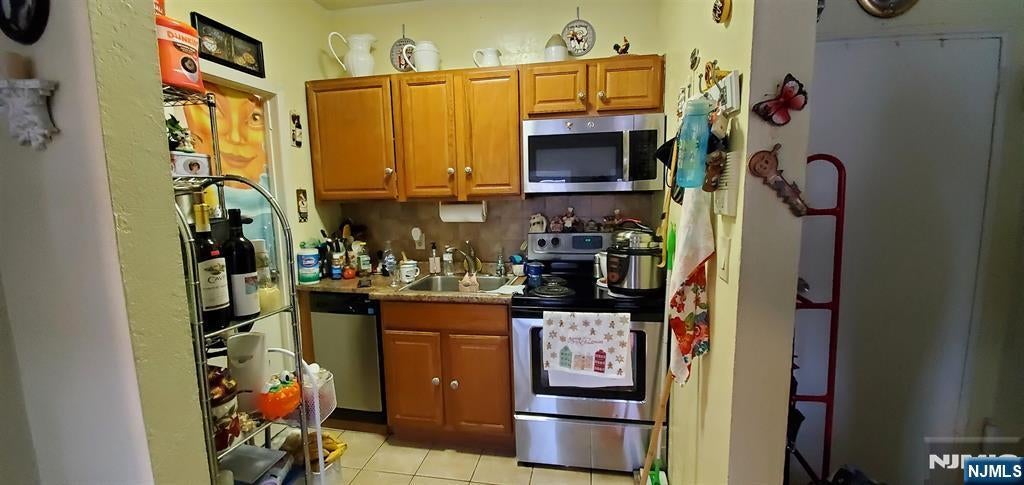 209-211 48th D4