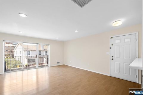 Photo of 300 Crown #523, Edgewater, NJ 07020 (MLS # 25038165)