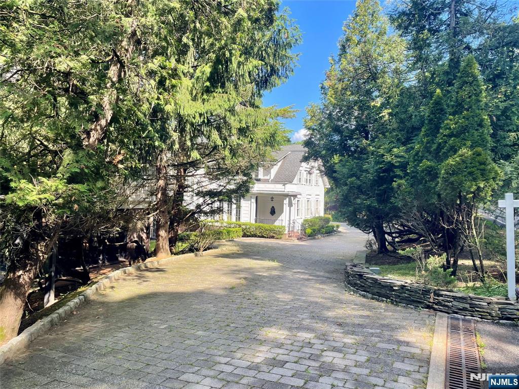 9 Saddle River Road