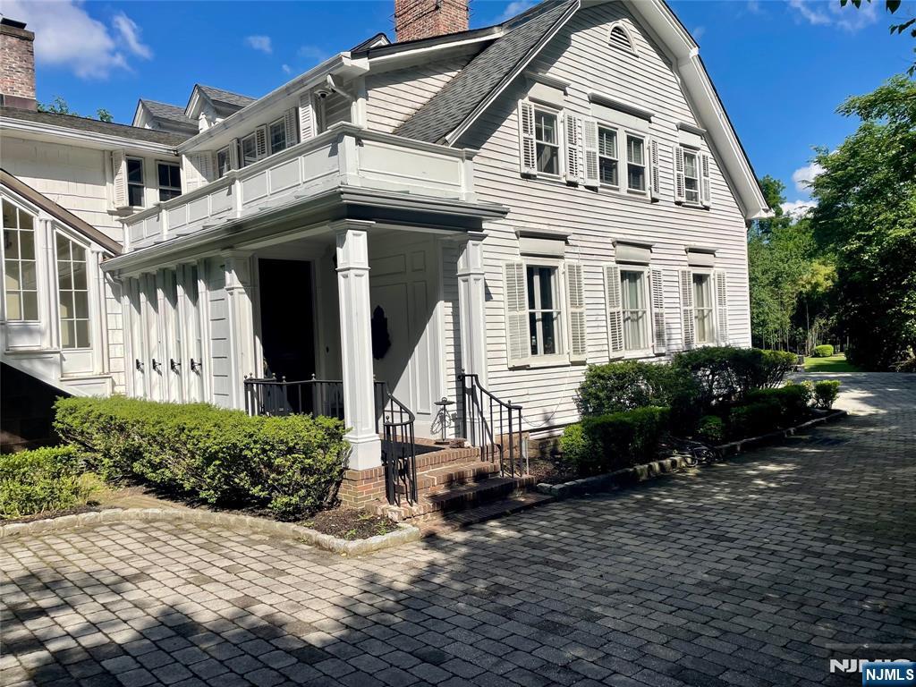 9 Saddle River Road